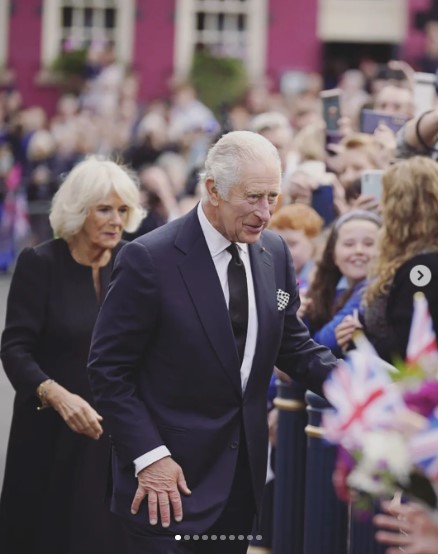 チャールズ国王とカミラ王妃、バルモラル城で7日間の喪に服すことに（画像は『The Royal Family　2022年9月18日付Instagram「This week The King and The Queen Consort were greeted by crowds in all four nations of the United Kingdom.」』のスクリーンショット）