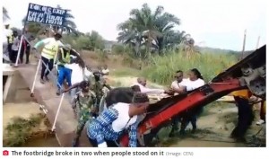 歩行者用の橋が真っ二つに折れる（画像は『The Daily star　2022年9月7日付「Awkward moment bridge collapses while being opened by government officials」（Image: CEN）』のスクリーンショット）