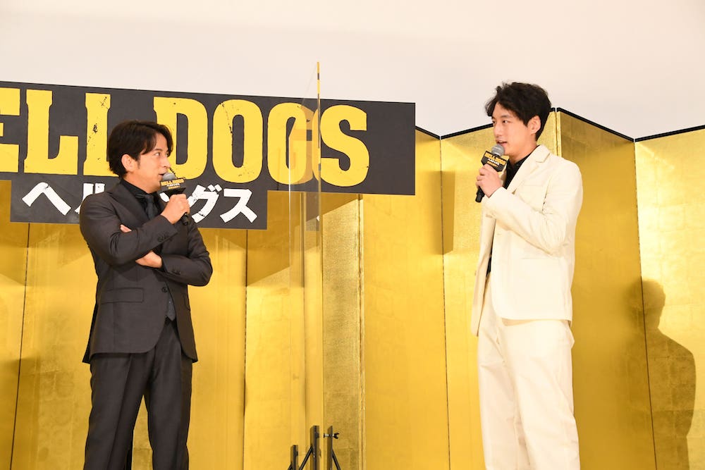 相性98％の最強狂犬コンビを演じた岡田准一と坂口健太郎