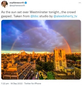 ウェストミンスター宮殿の上空にも大きな虹が（画像は『sophieraworth　2022年9月18日付Twitter「As the sun set over Westminster tonight…the crowd gasped.」』のスクリーンショット）