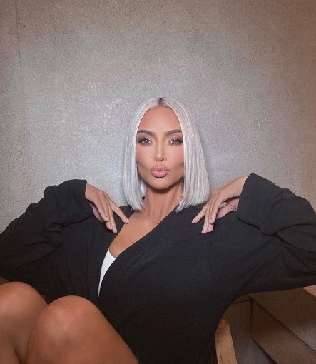 本来はダークな眉色のキム・カーダシアン（画像は『Kim Kardashian　2022年7月23日付Instagram「Take a picture, it lasts longer」』のスクリーンショット）