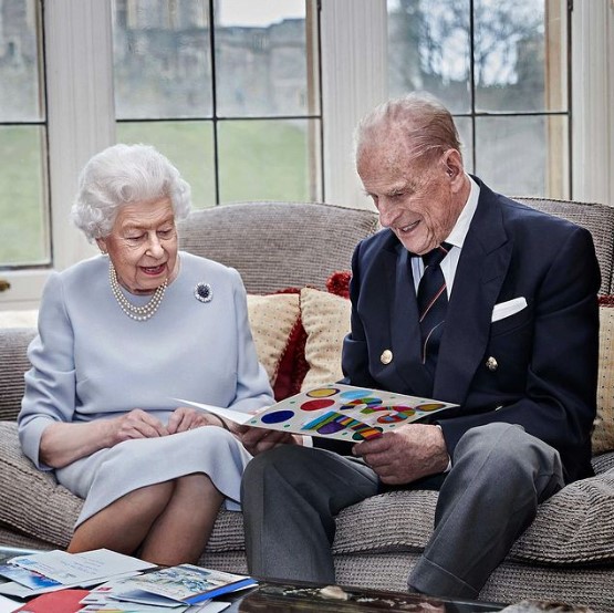 2020年、結婚73周年記念に撮影されたエリザベス女王とフィリップ王配（画像は『The Royal Family　2020年11月20日付Instagram「This new image has been released to mark the 73rd wedding anniversary of The Queen and The Duke of Edinburgh tomorrow.」』のスクリーンショット）