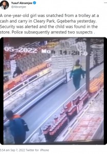 女児の頭を撫でて通り過ぎる女（画像は『Yusuf Abramjee　2022年9月7日付Twitter「A one-year-old girl was snatched from a trolley at a cash and carry in Cleary Park,」』のスクリーンショット）