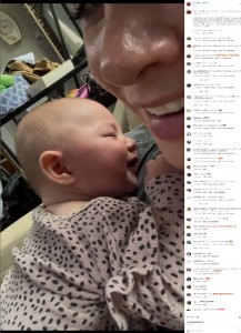 ママも思わずニッコニコ（画像は『Charis Kaltenecker　2022年8月29日付Instagram「What do babies dream of, when they take a little baby snooze??」』のスクリーンショット）