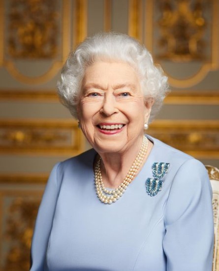 国葬に先立ち公開されたエリザベス女王のポートレート（画像は『The Royal Family　2022年9月18日付Instagram「Ahead of Her Majesty The Queen’s Funeral」』のスクリーンショット）