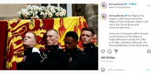 白い花束が置かれたエリザベス女王の棺（画像は『The Royal Family　2022年9月11日付Instagram「Her Majesty The Queen’s coffin has arrived at the Palace of Holyroodhouse,」』のスクリーンショット）