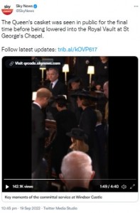 ヘンリー王子夫妻に席を譲るウィリアム皇太子一家（画像は『Sky News　2022年9月19日付Twitter「The Queen’s casket was seen in public for the final time before being lowered into the Royal Vault at St George’s Chapel.」』のスクリーンショット）