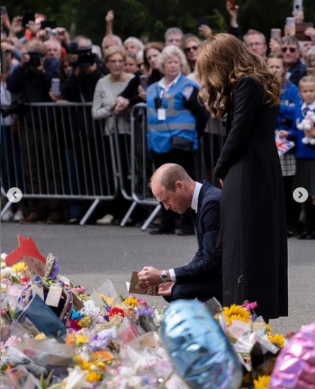 女王へのカードを読むウィリアム皇太子（画像は『The Prince and Princess of Wales　2022年9月15日付Instagram「Thank you to everyone in Sandringham today」』のスクリーンショット）