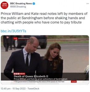 サンドリンガムの邸宅前でのウィリアム皇太子夫妻（画像は『BBC Breaking News　2022年9月15日付Twitter「Prince William and Kate read notes left by members of the public at Sandringham before shaking hands and chatting with people who have come to pay tribute」』のスクリーンショット）