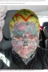 人目を引く顔のタトゥー（画像は『The Daily Star　2022年9月11日付「Tattoo ‘addict’ mum who gets three tattoos a week is called ‘freak’ in front of kids」（Image: Melissa Sloan）』のスクリーンショット）