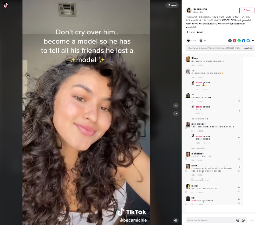 極細ウエストと長い腹筋が自慢の女性（画像は『Beca　2022年8月14日付TikTok「Thats what i did atleast…」』のスクリーンショット）