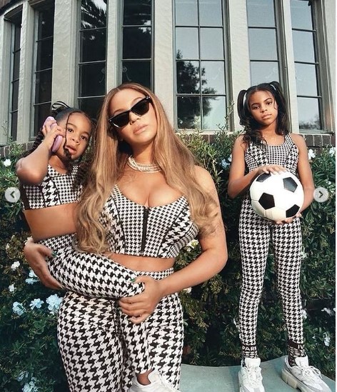 ビヨンセの長女ブルー・アイビーちゃん（右）がステージデビュー（画像は『Beyoncé　2021年12月9日付Instagram「＃HALLSOFIVY | adidas.com NOW,」』のスクリーンショット）