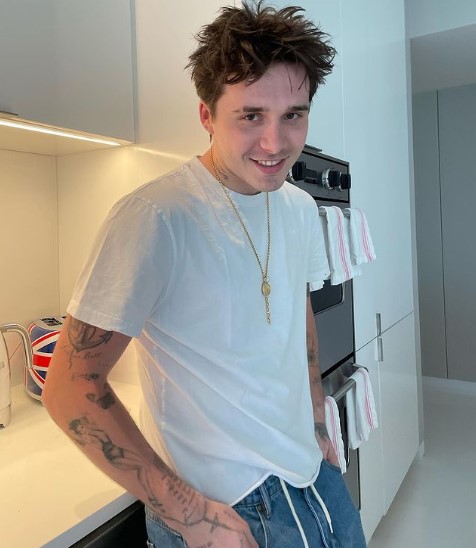 ブルックリン・ベッカム、料理の腕が上達？（画像は『brooklynpeltzbeckham　2022年4月25日付Instagram「My wife took this」』のスクリーンショット）