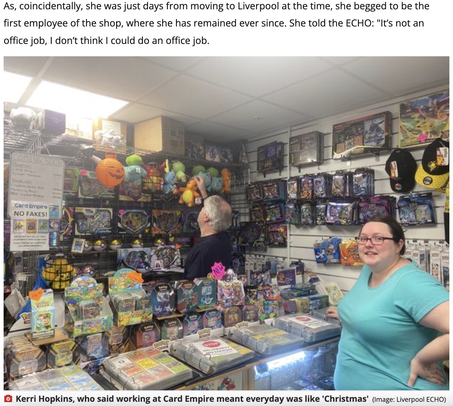 アンソニーさんの店で4年間働いているケリーさん（右）（画像は『Liverpool Echo　2022年10月16日付「Man’s wife was furious after he bought Pokemon cards that cost more than his house」（Image: Liverpool ECHO）』のスクリーンショット）