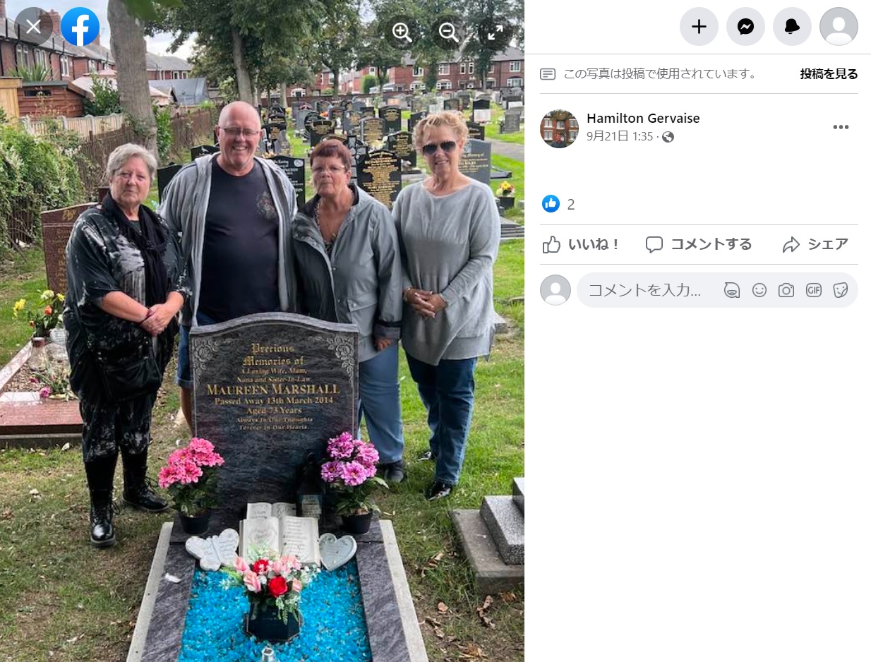 他界した実母の墓の前で、右端がスーザンさん（画像は『Hamilton Gervaise　2022年9月21日付Facebook「First time I have been next to my mother in law.」』のスクリーンショット）