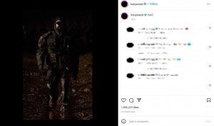 泥まみれのキャットウォークを歩くカニエ（画像は『Ye　2022年10月2日付Instagram「WAR」』のスクリーンショット）