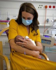 ビアンカちゃんを優しく抱くキャサリン皇太子妃（画像は『The Prince and Princess of Wales　2022年10月5日付Instagram「With a focus on maternal mental health, alongside pioneering overnight facilities,」』のスクリーンショット）