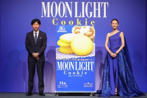 北川景子に1年分のビスケットがもらえるのかと勘違いさせた「ムーンライト」の大きなパッケージ　隣は森永製菓株式会社・松永秀樹氏