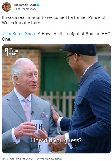 アールグレイティーが入ったマグカップを受け取るチャールズ皇太子（当時）（画像は『The Repair Shop　2022年10月26日付Twitter「It was a real honour to welcome The former Prince of Wales into the barn.」』のスクリーンショット）