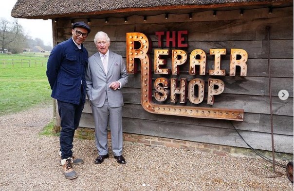 番組司会者のジェイ・ブレイズとチャールズ皇太子（当時）（画像は『The Repair Shop　2022年10月11日付Instagram「Just announced on The One Show!」』のスクリーンショット）