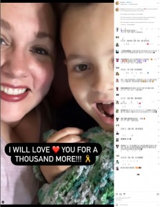 母親と嬉しそうに笑うセバスチャン君（画像は『Liz Davila　2022年9月24日付Instagram「Watching my son battle brain cancer has been the most challenging experience of my life.」』のスクリーンショット）