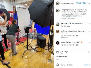 生徒や教師と同じように写真撮影したメグ（画像は『Meg- Goshen’s Facility Dog!　2022年9月2日付Instagram「It was picture day for the yearbook this week!」』のスクリーンショット）