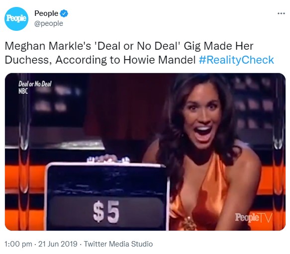 ゲーム番組に出演していた頃のメーガン・マークル（画像は『People　2019年6月21日付Twitter「Meghan Markle’s ‘Deal or No Deal’Gig Made Her Duchess, According to Howie Mandel」』のスクリーンショット）