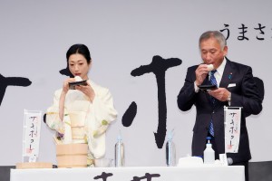 実食する壇蜜と猿田秋田県副知事