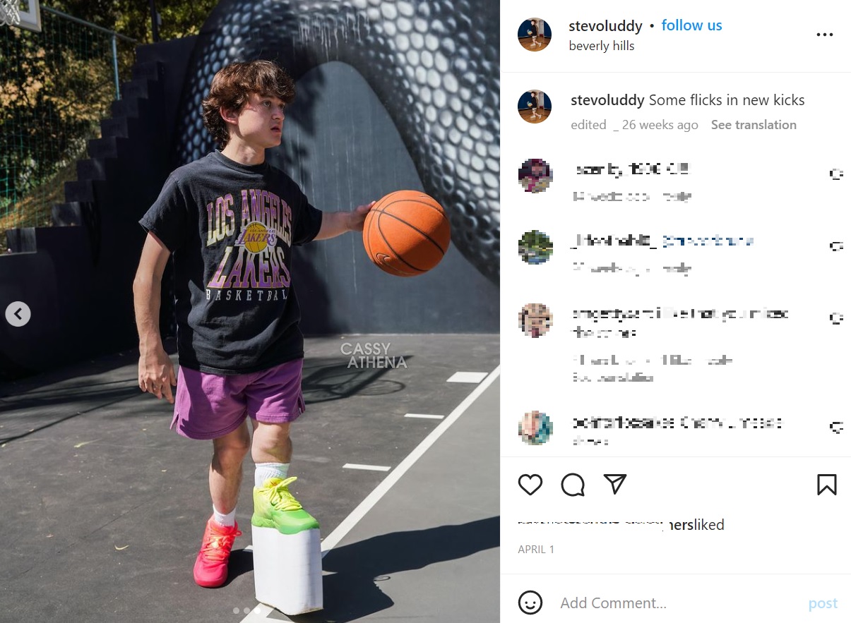 バスケットをすると「生きている」と実感するというスティーブンさん（画像は『stevoluddy　2022年4月1日付Instagram「Some flicks in new kicks」』のスクリーンショット）