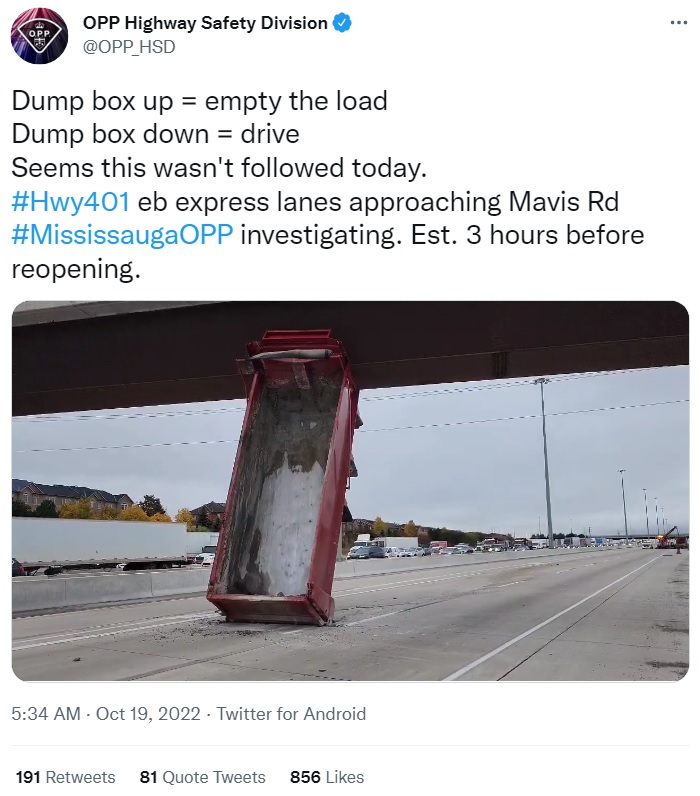 陸橋と地面の間に挟まってしまった荷台（画像は『OPP Highway Safety Division　2022年10月19日付Twitter「Dump box up = empty the load」』のスクリーンショット）