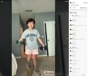 筋トレをするスティーブンさん（画像は『STEVOLUDDY　2022年7月9日付TikTok「Trying to get nemo up to 10 lbs」』のスクリーンショット）