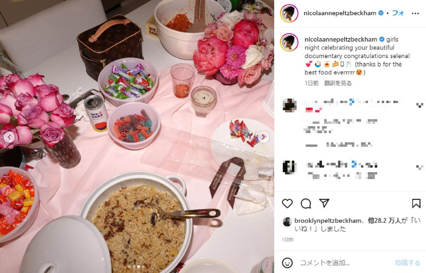 パジャマパーティのテーブルに並んだお花やお菓子、ブルックリンお手製の料理（画像は『nicolaannepeltzbeckham　2022年11月6日付Instagram「girls night celebrating your beautiful」』のスクリーンショット）