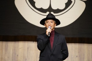 トークイベントで挨拶する木村拓哉