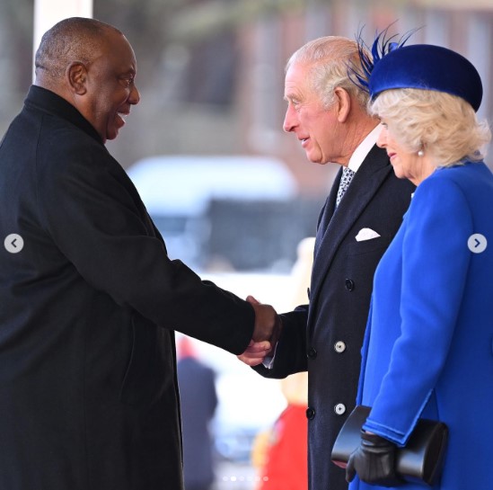 ラマポーザ大統領と握手を交わすチャールズ国王（画像は『The Royal Family　2022年11月22日付Instagram「The President of the Republic of South Africa has been formally welcomed to the UK by The King and The Queen Consort at Horse Guards Parade.」』のスクリーンショット）