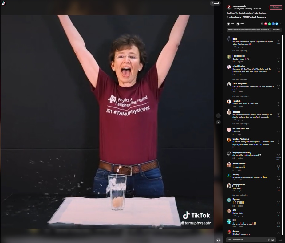 情熱溢れる物理学博士（画像は『TAMU Physics ＆ Astronomy　2021年12月14日付TikTok「Egg Drop ＃Physics」』のスクリーンショット）