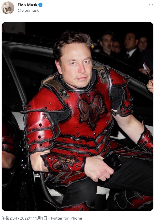 「戦士」になってハロウィンを楽しんでいたイーロン（画像は『Elon Musk　2022年11月1日付Twitter』のスクリーンショット）