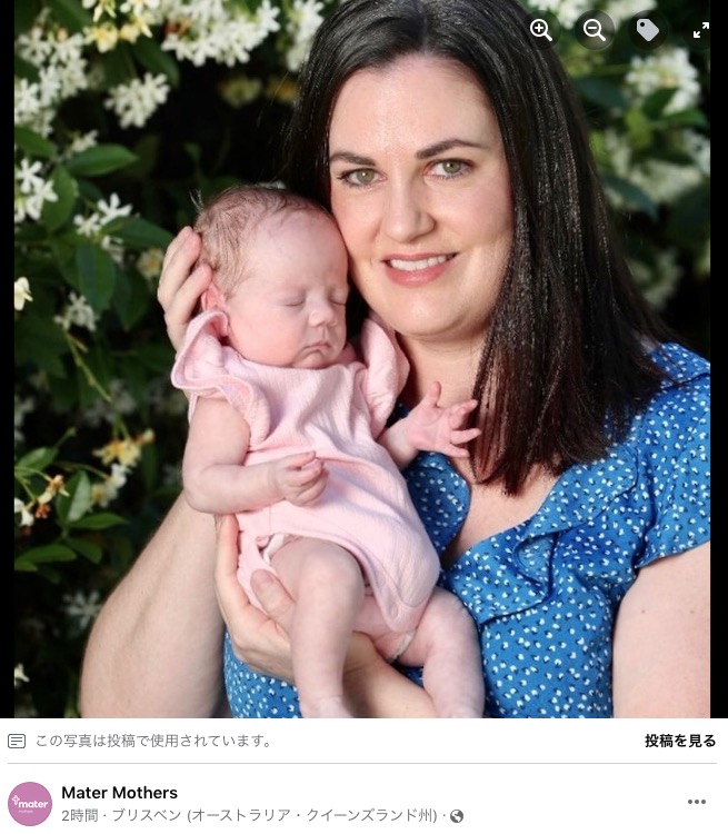 腫瘍を持って生まれた女児と母親（画像は『Mater Mothers　2022年11月6日付Facebook「Mater doctors have saved the life of a premature baby girl after successfully removing a two- kilogram tumour from a tiny newborn’s spine.」』のスクリーンショット）