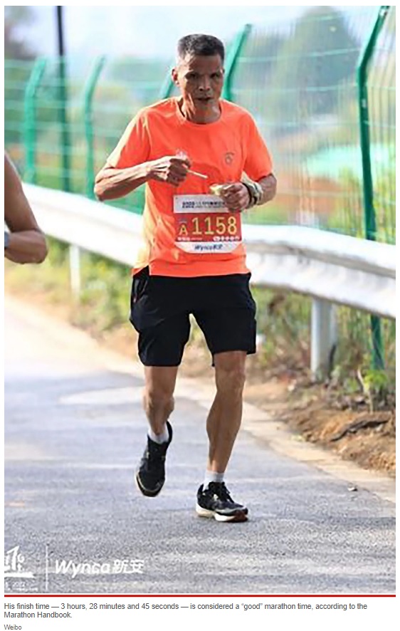 携帯用灰皿を使うマナーも（画像は『New York Post　2022年11月15日付「Lung distance: Chain-smoking grandpa runs marathon in 3.5 hours」（Weibo）』のスクリーンショット）