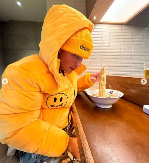 ラーメンを堪能するジャスティン（画像は『Justin Bieber　2022年11月19日付Instagram』のスクリーンショット）