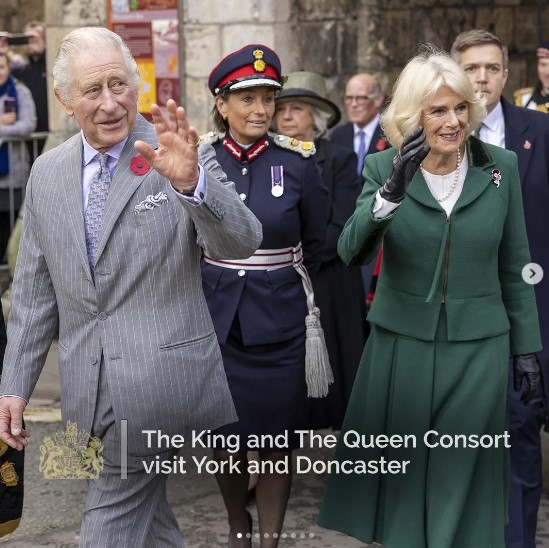 英ヨーク市を訪問したチャールズ国王とカミラ王妃（画像は『The Royal Family　2022年11月9日付Instagram「Swipe to find out more about The King and The Queen Consort visit York and Doncaster today.」』のスクリーンショット）