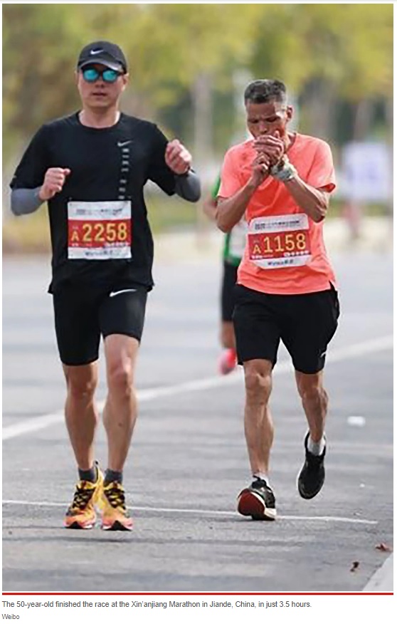 走りながらタバコに火をつけるチェンさん（画像は『New York Post　2022年11月15日付「Lung distance: Chain-smoking grandpa runs marathon in 3.5 hours」（Weibo）』のスクリーンショット）