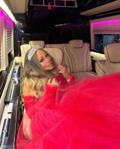 マライア・キャリー、口パクはバレないと思っていた？（画像は『Mariah Carey　2022年11月24日付Instagram「après-parade, basking in gratitude」』のスクリーンショット）