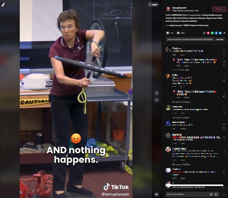 表情豊かに実験！（画像は『TAMU Physics ＆ Astronomy　2022年10月8日付TikTok「SHE’S ＃SPINNING! Why?!」』のスクリーンショット）