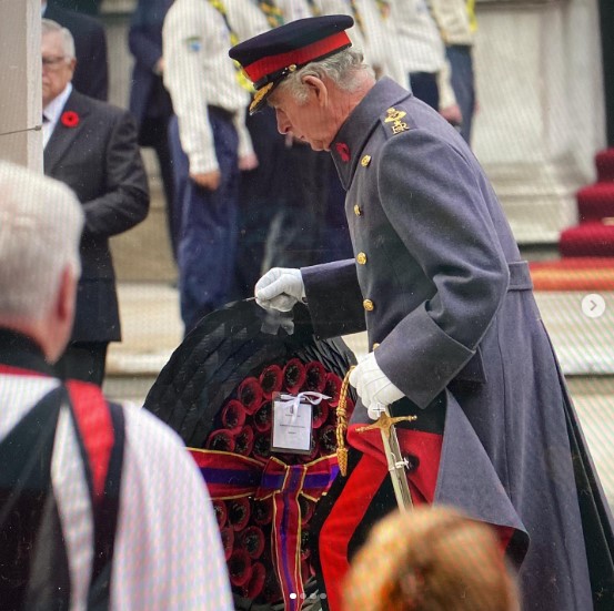 母と祖父を偲ぶリボンをつけた花輪を捧げるチャールズ国王（画像は『The Royal Family　2022年11月13日付Instagram「A Wreath is laid at the Cenotaph by His Majesty The King.」』のスクリーンショット）