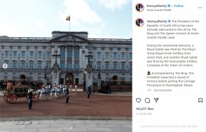 バッキンガム宮殿に入って行くステートコーチ（画像は『The Royal Family　2022年11月22日付Instagram「The President of the Republic of South Africa has been formally welcomed to the UK by The King and The Queen Consort at Horse Guards Parade.」』のスクリーンショット）