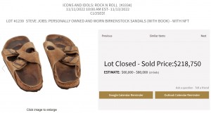 ジョブズ氏の足形付きで落札価格3000万円超（画像は『Julien’s Auctions　「LOT ＃1239STEVE JOBS: PERSONALLY OWNED AND WORN BIRKENSTOCK SANDALS（WITH BOOK） - WITH NFT」』のスクリーンショット）