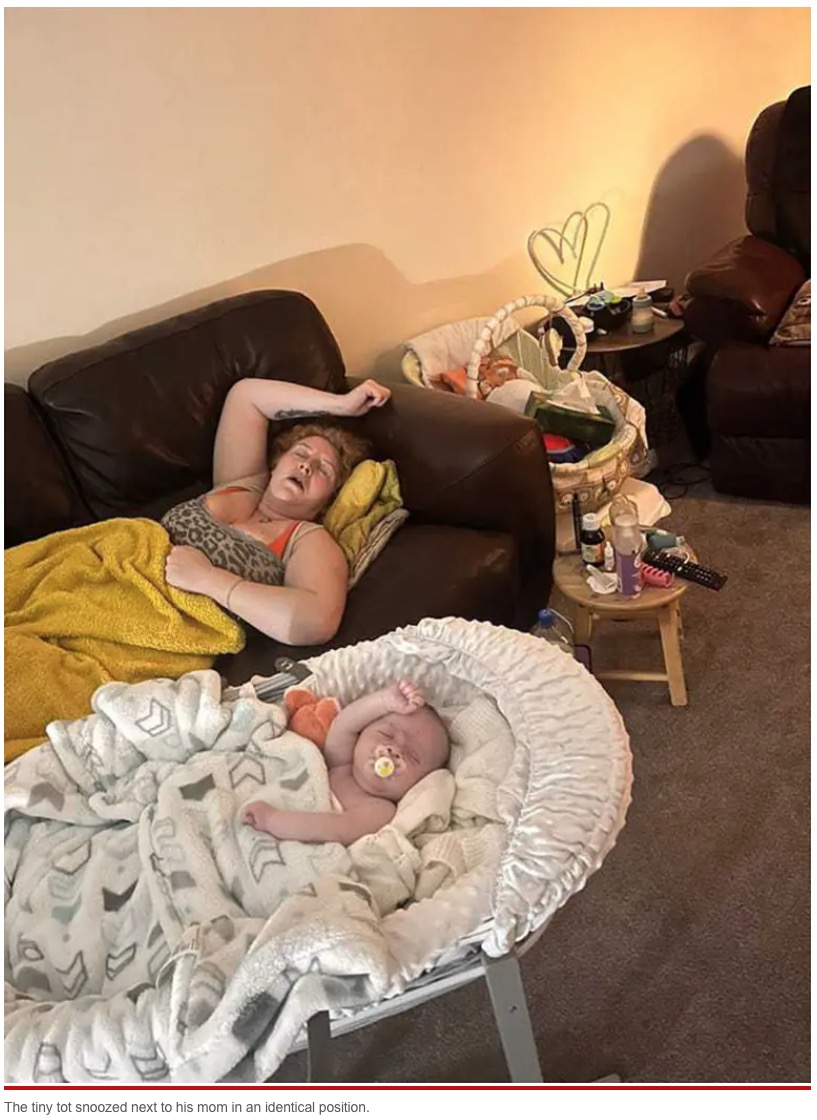 同じ寝相のローラさんとマックス君（画像は『New York Post　2022年12月6日付「Mom ‘twinning’ with newborn during nap goes viral: ‘Motherhood in one photo’」（Jam Press）』のスクリーンショット）