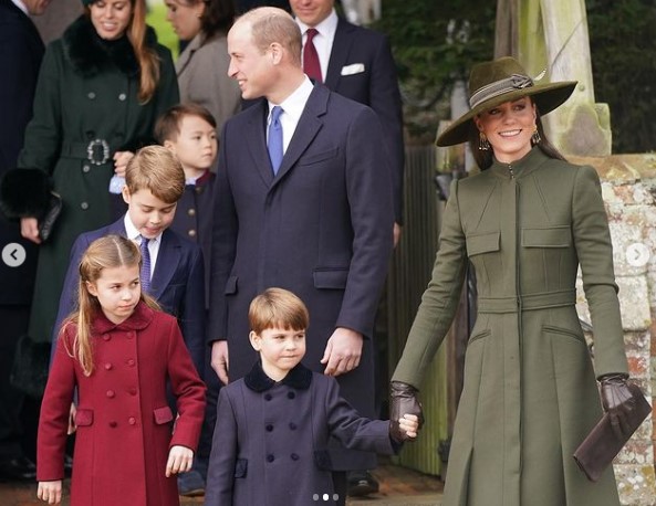 サンドリンガムの教会を出るウィリアム皇太子夫妻と3人の子供達（画像は『The Royal Family　2022年12月25日付Instagram「Members of the Royal Family arriving at St Mary Magdalene Church in Norfolk for a Christmas Day service earlier today.」』のスクリーンショット）