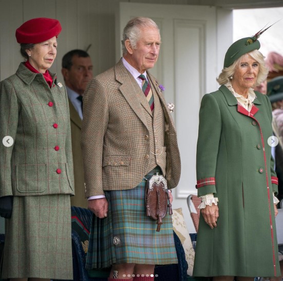 イベントにはチャールズ皇太子（当時）の妹アン王女も出席（画像は『Clarence House　2022年9月3日付Instagram「A wonderful visit to the Braemar Gathering! 」』のスクリーンショット）