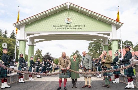 女王のプラチナ・ジュビリー記念のアーチ道の開通式（画像は『Clarence House　2022年9月3日付Instagram「A wonderful visit to the Braemar Gathering!」』のスクリーンショット）